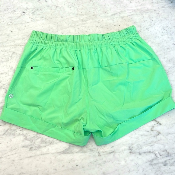 Lululemon! Excellent condition, cuffed short with pockets and pleats! - Picture 4 of 6